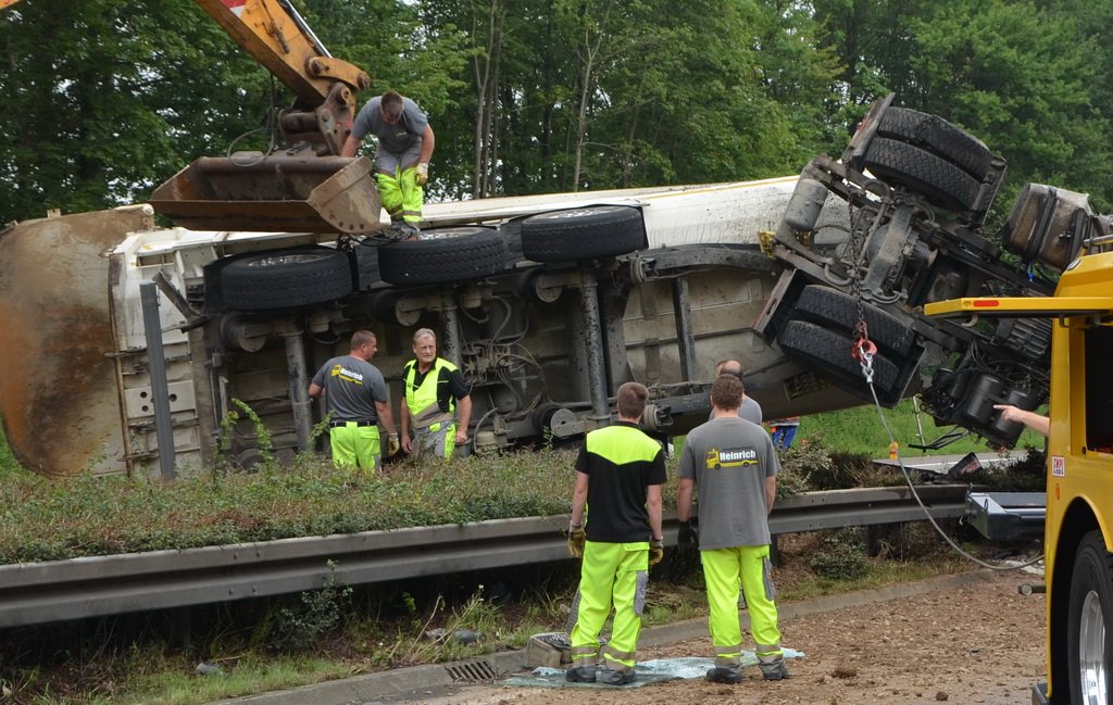 LKW umgestuerzt A 1 Rich Saarbruecken P107.JPG